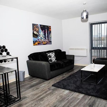 Stylish Two-Bedroom Salford Quays Apartment Manchester Exterior photo