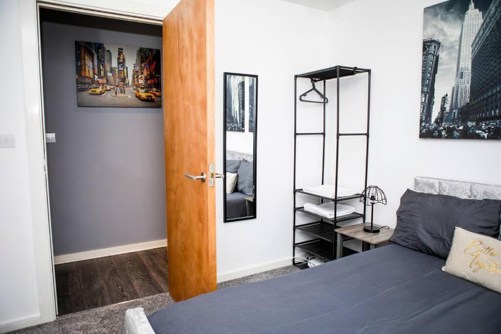 Stylish Two-Bedroom Salford Quays Apartment Manchester Exterior photo