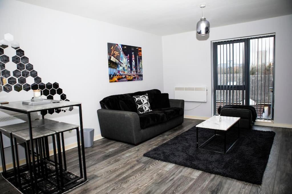 Stylish Two-Bedroom Salford Quays Apartment Manchester Exterior photo