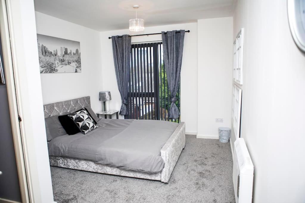 Stylish Two-Bedroom Salford Quays Apartment Manchester Exterior photo
