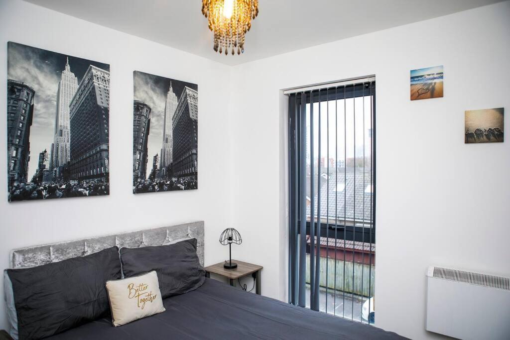 Stylish Two-Bedroom Salford Quays Apartment Manchester Exterior photo
