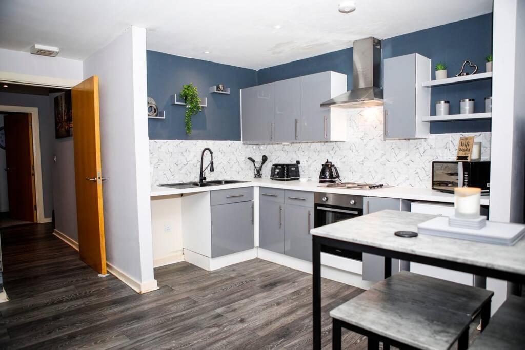 Stylish Two-Bedroom Salford Quays Apartment Manchester Exterior photo