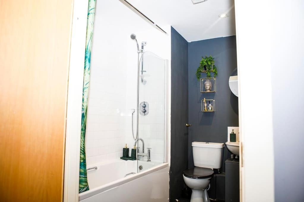 Stylish Two-Bedroom Salford Quays Apartment Manchester Exterior photo