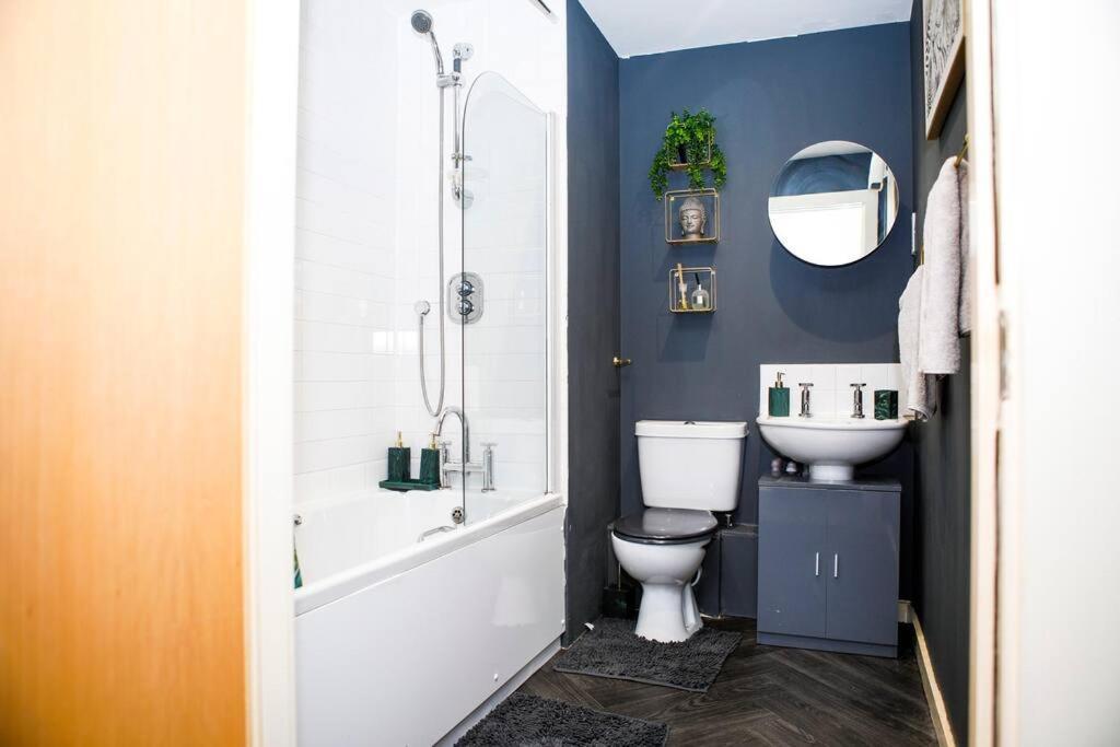 Stylish Two-Bedroom Salford Quays Apartment Manchester Exterior photo