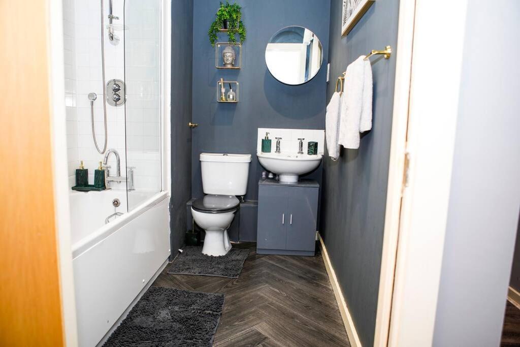 Stylish Two-Bedroom Salford Quays Apartment Manchester Exterior photo
