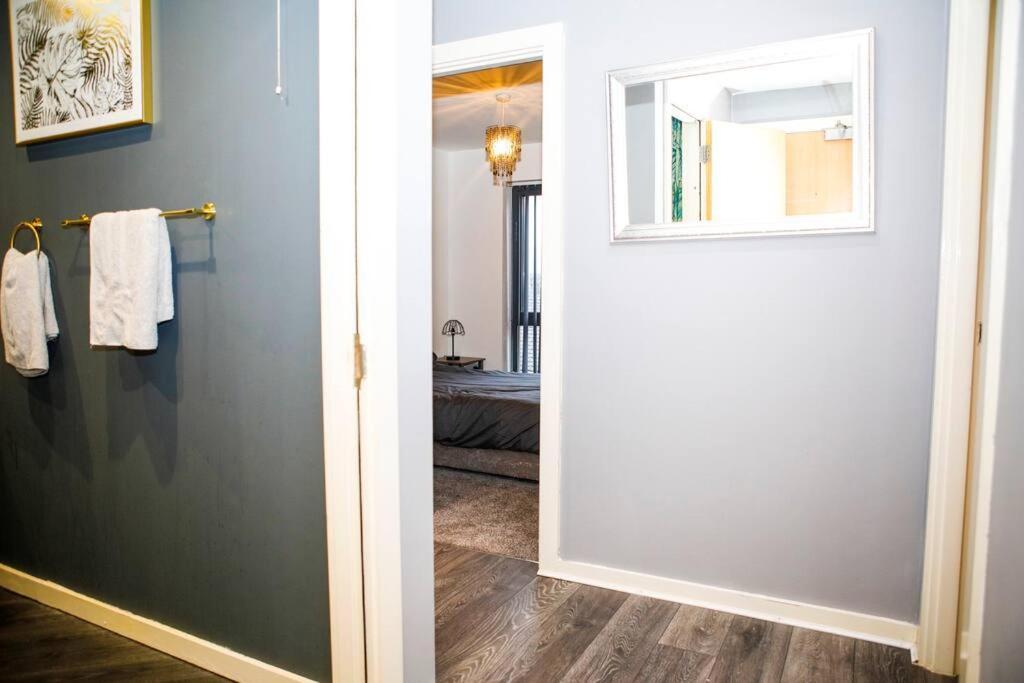 Stylish Two-Bedroom Salford Quays Apartment Manchester Exterior photo