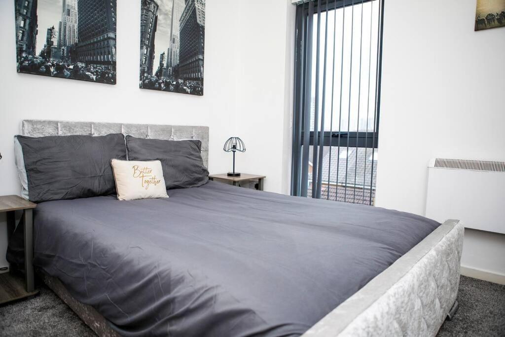 Stylish Two-Bedroom Salford Quays Apartment Manchester Exterior photo