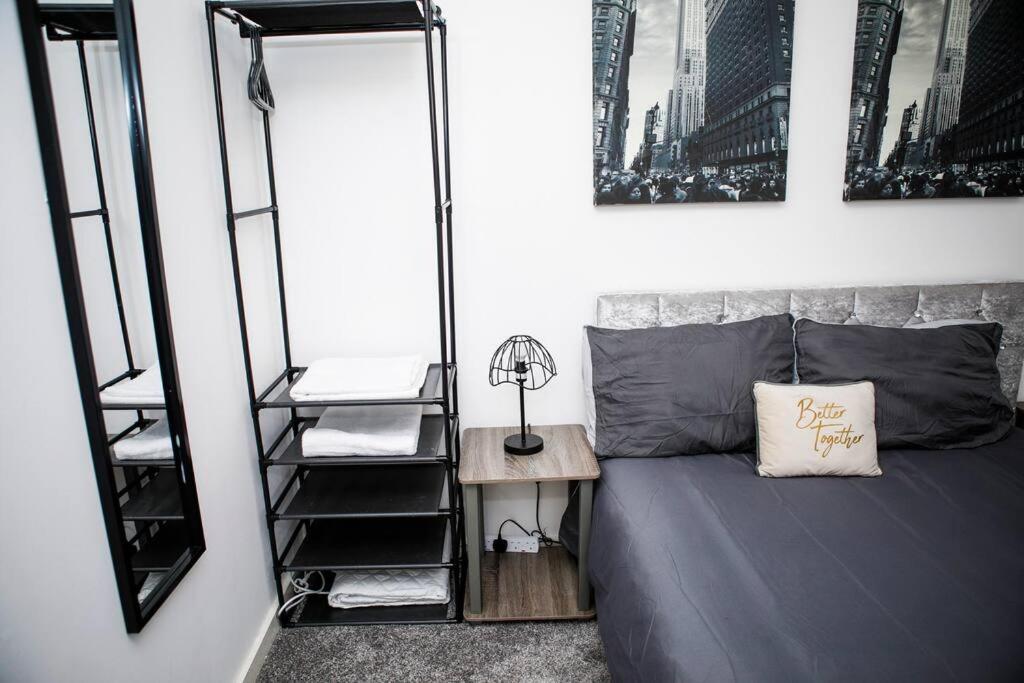 Stylish Two-Bedroom Salford Quays Apartment Manchester Exterior photo