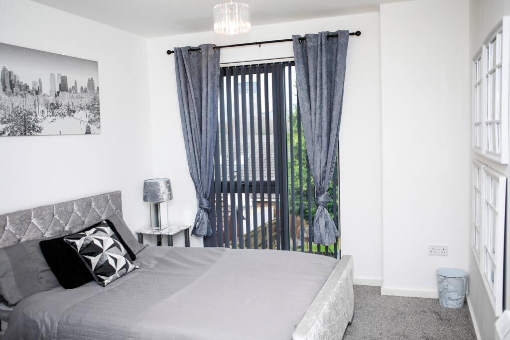 Stylish Two-Bedroom Salford Quays Apartment Manchester Exterior photo