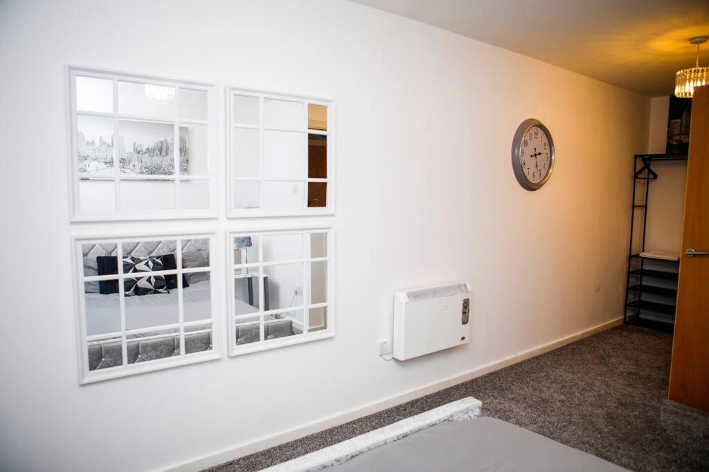 Stylish Two-Bedroom Salford Quays Apartment Manchester Exterior photo
