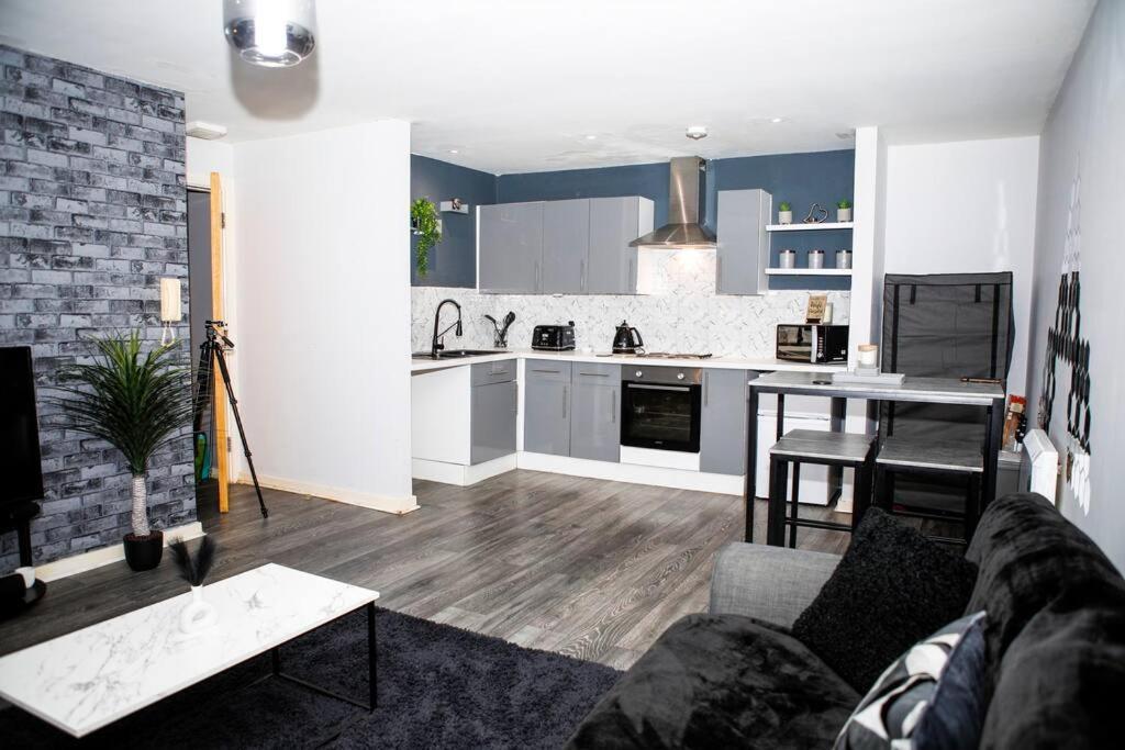 Stylish Two-Bedroom Salford Quays Apartment Manchester Exterior photo