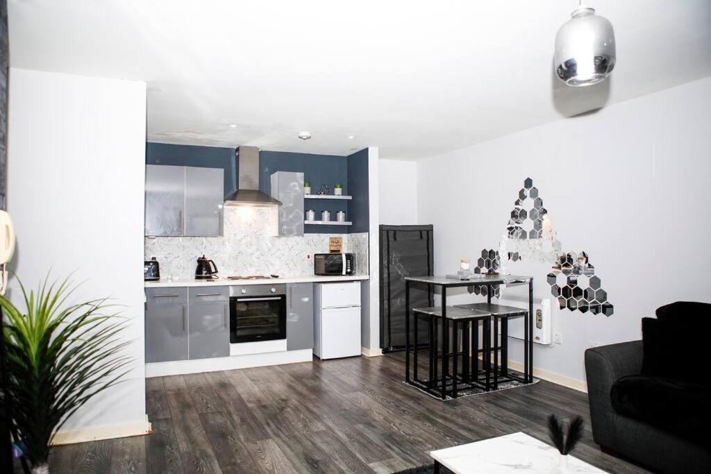 Stylish Two-Bedroom Salford Quays Apartment Manchester Exterior photo