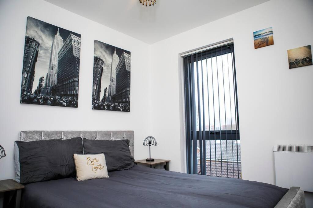 Stylish Two-Bedroom Salford Quays Apartment Manchester Exterior photo