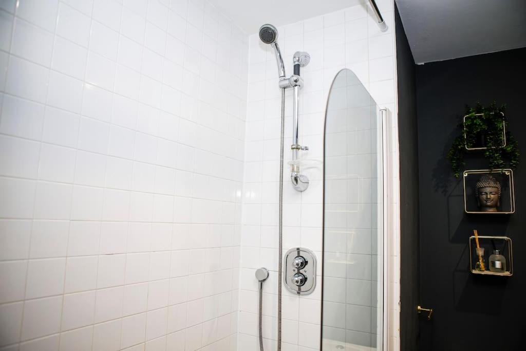 Stylish Two-Bedroom Salford Quays Apartment Manchester Exterior photo