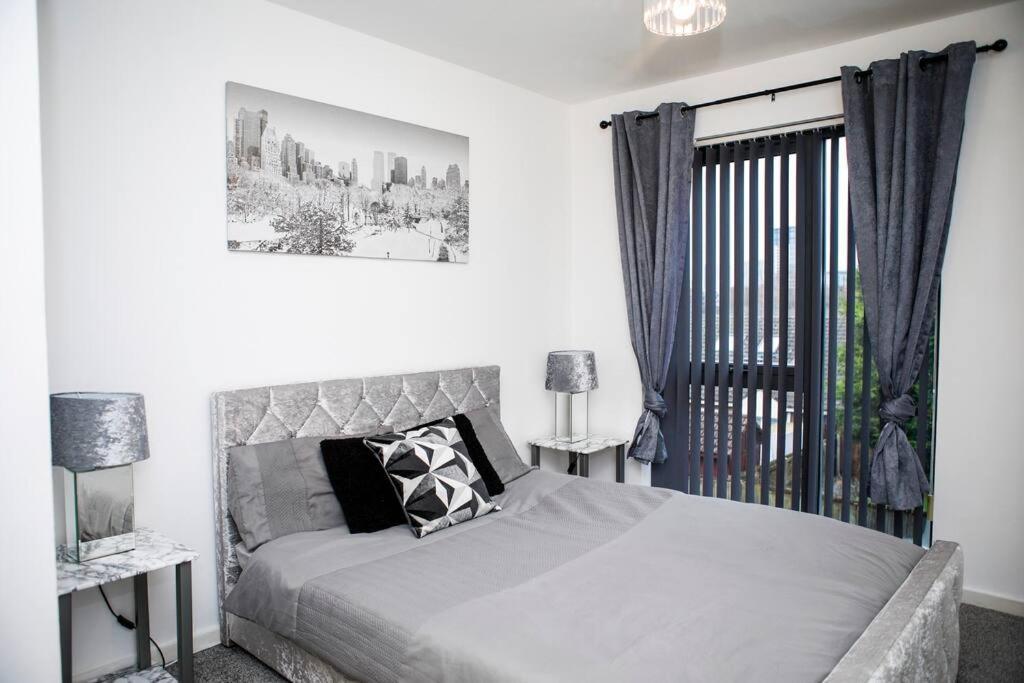 Stylish Two-Bedroom Salford Quays Apartment Manchester Exterior photo