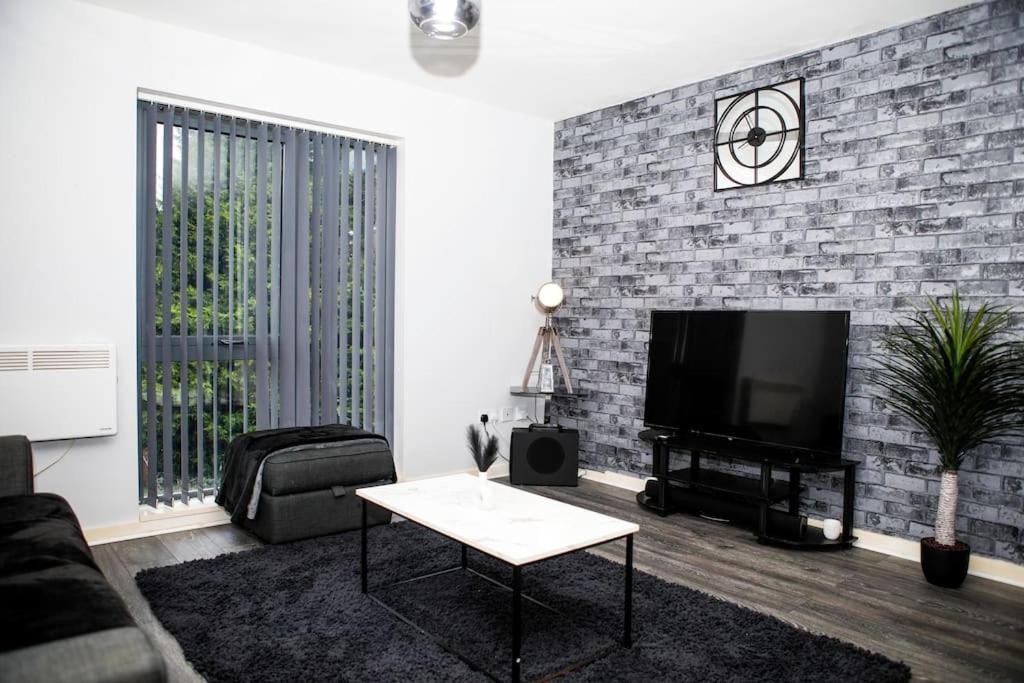 Stylish Two-Bedroom Salford Quays Apartment Manchester Exterior photo
